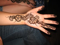/album/henna-modele1/henna-flowers-tattoos-on-hand-jpg1/